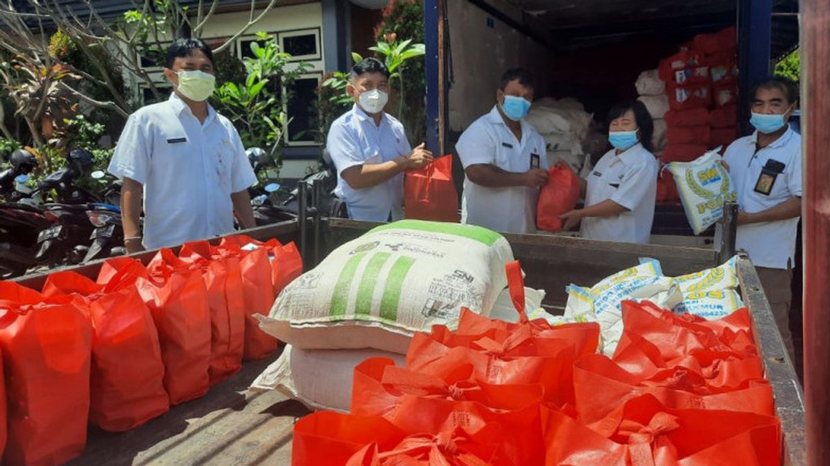 Denpasar Social Service Distributed 7,376 Food Packages For Isoman COVID-19 Residents