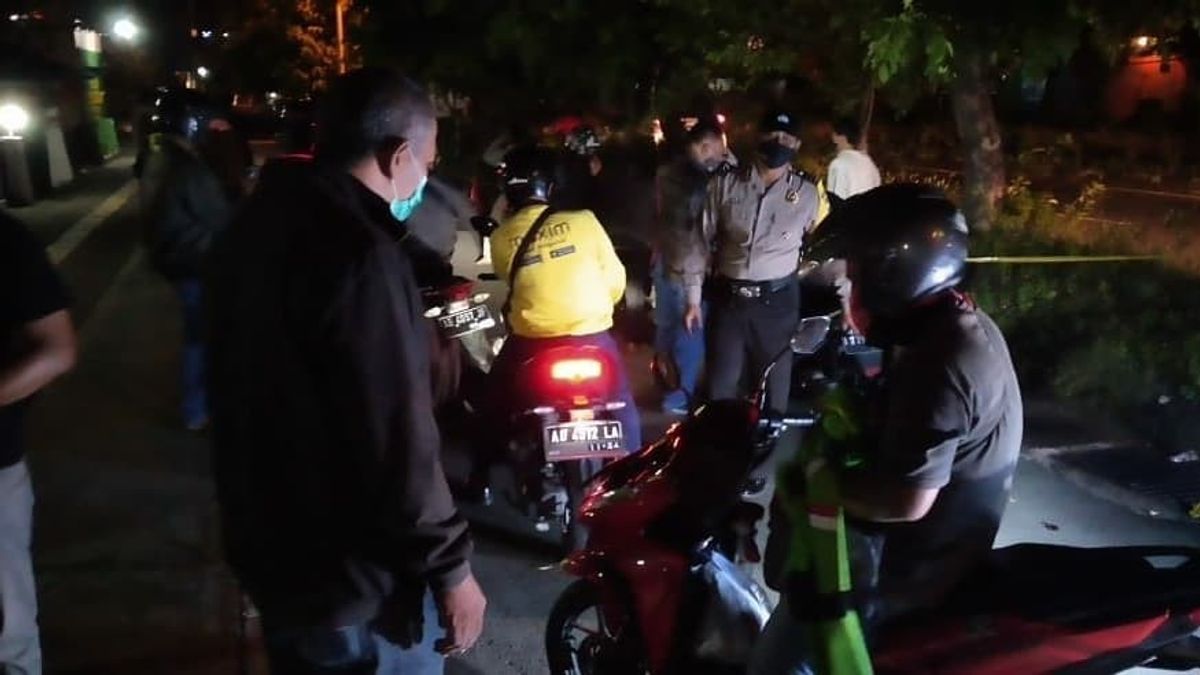 警察とソロスパルタチームによってケージに入れられた何百ものブロン排気モーターサイクル
