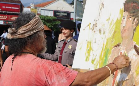 Puluhan Seniman Ramai-ramai Melukis Sosok Anggota Polri di Candi Borobudur