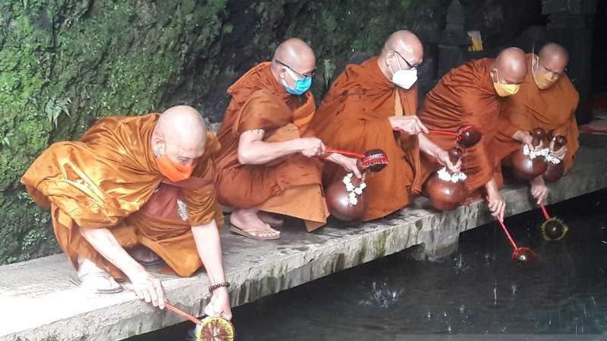6,000 Bottles Of Water For The Blessing Of Vesak Celebration Taken From Umbul Jumprit Temanggung, Sacred In Mendut Temple