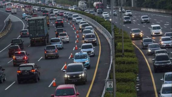 يتم تطبيق تدفق العودة إلى الوطن في اتجاه واحد بعد ظهر اليوم من KM 414 Kalikangkung Toll Road إلى KM 47 Cikampek Toll Road