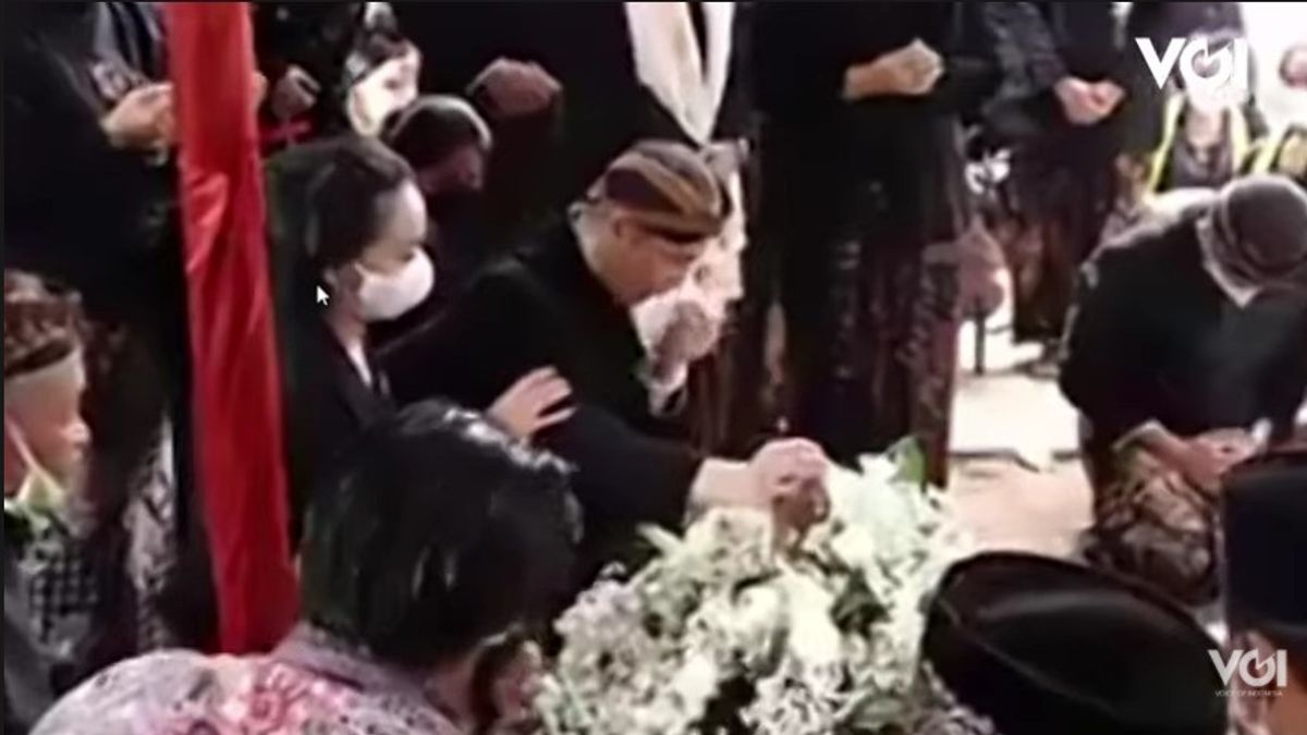 VIDEO: Isak Tangis Paundrakarna di Atas Makam Ayahnya, Mangkunegara IX