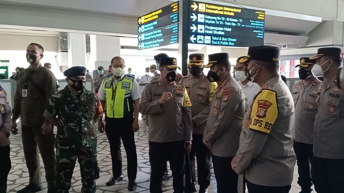 スカルノハッタ空港での検査、メトロ警察署長は、海外からの乗客の到着をチェックします