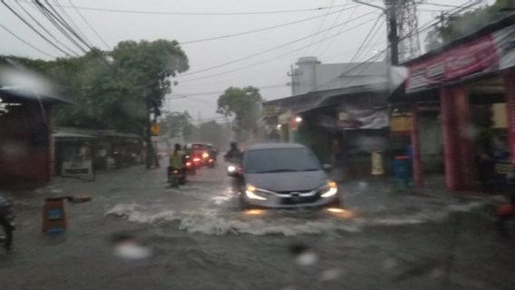 大雨淹没了泗水市的许多地区