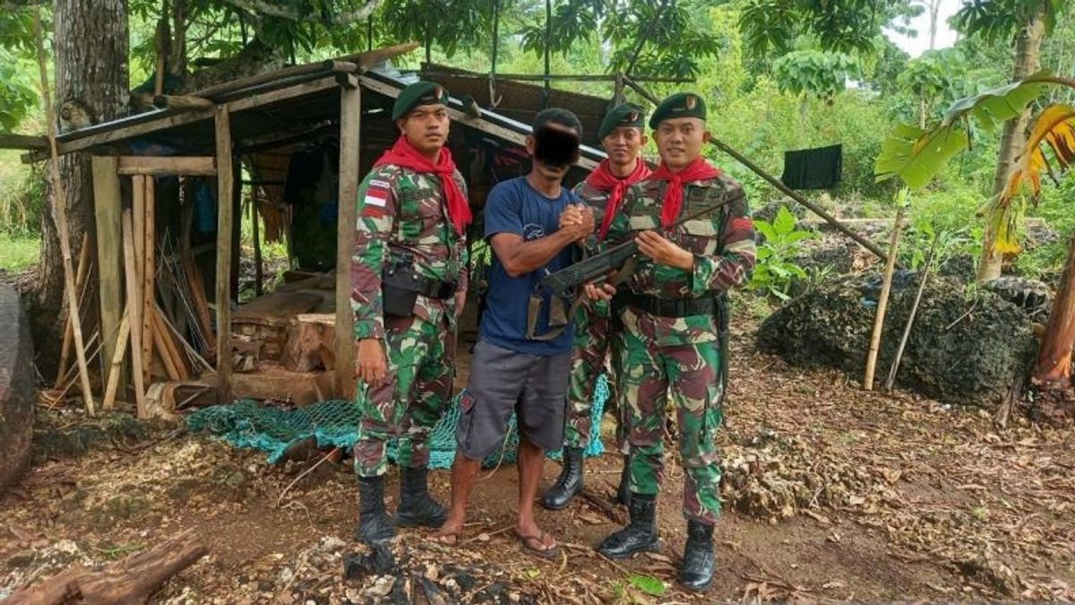 KKT 말루쿠의 농부 3명이 수제 무기 3개와 긴 총신 2개를 TNI에 넘겨줍니다.