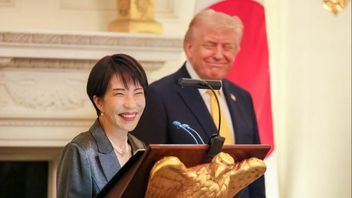 일본 사나에 타카이치 총리는 잠을 덜 자고 불평한다.