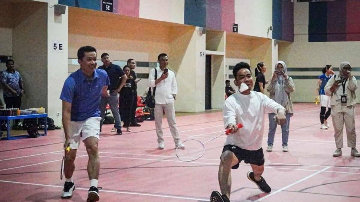Gibran jouant du badminton Bareng Taufik Hidayat