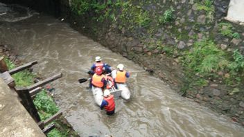 شاهد الشهود ثوان لطفل يبلغ من العمر 9 سنوات يغرق في نهر سيليونغ: الأيدي فقط تلوح وتطلب المساعدة
