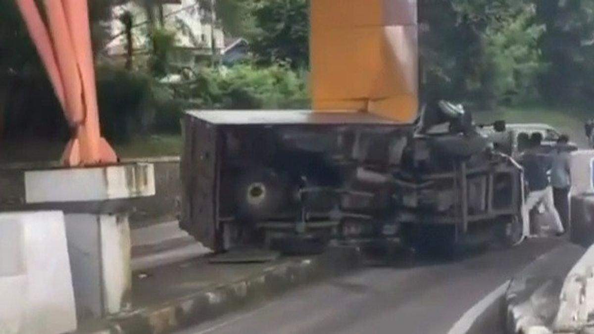 Box Car Transporting Sacks Hit The Concrete At The Bintaro Toll Gate, The Driver Was Taken To The Hospital