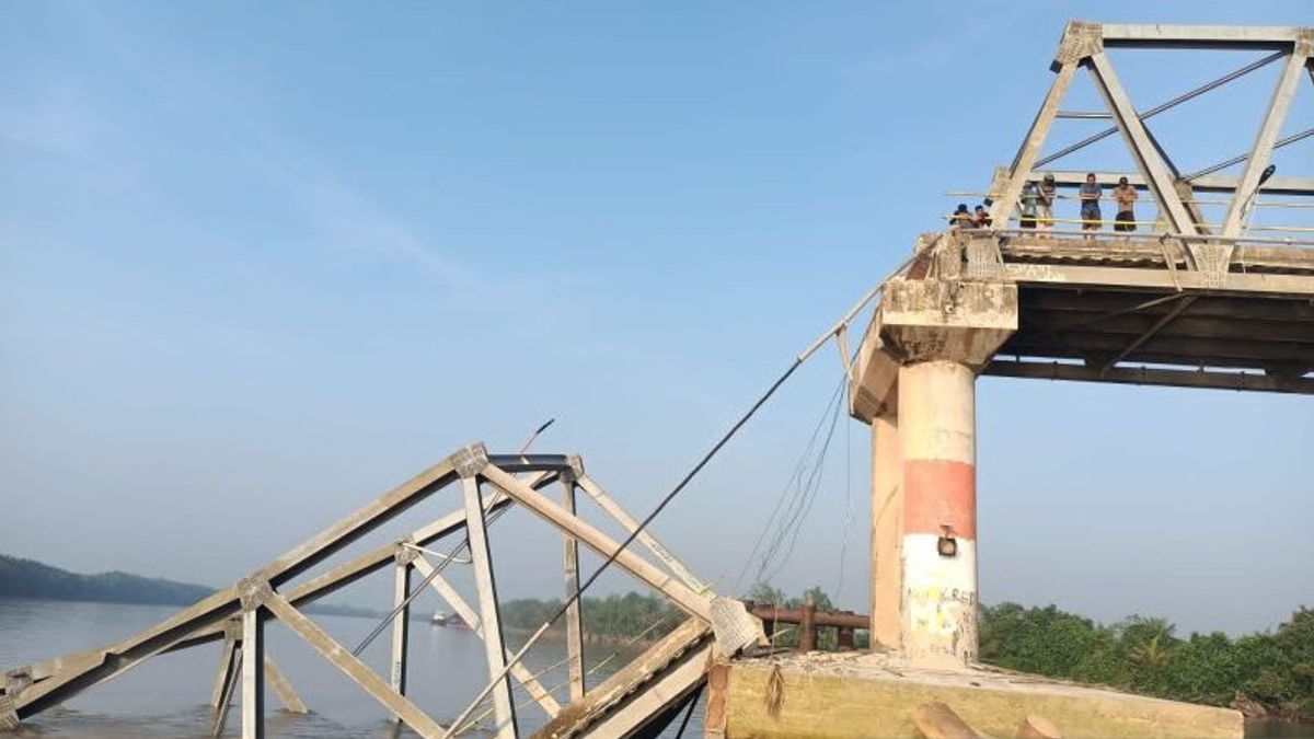 Un pont à Muba Palembang Am Brug percuté par un barrage de charbon, 5 disparus dans la recherche