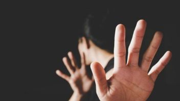 강사 8명과 교육 직원 3명, UNU 총장에게 성폭력 혐의를 고론탈로 지역 경찰에 신고