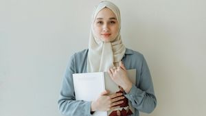 Baju Biru Muda Cocok dengan Jilbab Warna Apa? Cek Padupadannya di Sini