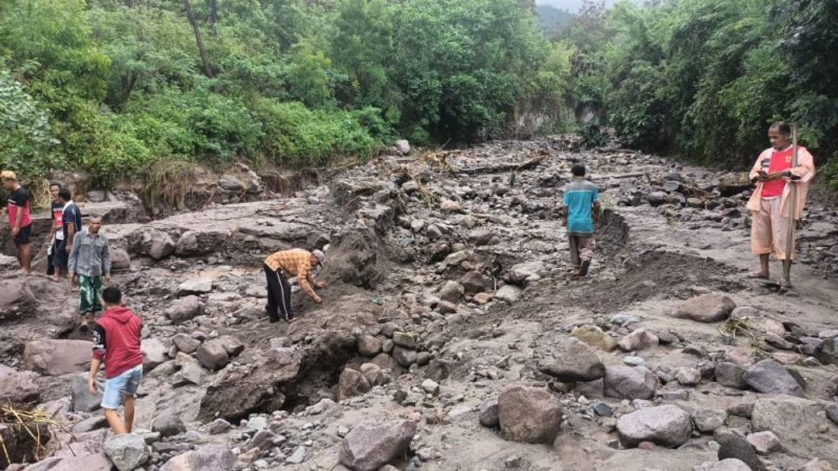 Floods In Podenura Nagekeo Village Damage Nangaroro-Maunori Road, NTT, Vehicles Can't Pass
