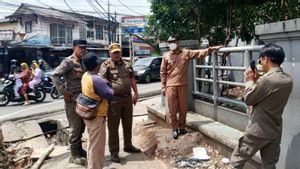 Satpol PP Bogor Turunkan Puluhan Reklame Ilegal di Jalur Puncak