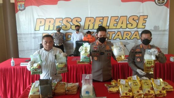 カルタラ地域警察は、マレーシアの魚のコルク箱に21.18kgのサブの密輸を明らかにしました