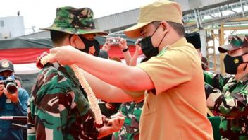 Bobby Nasution Fait Don De Fleurs Aux Membres Du TNI, Donnez Ce Message