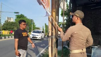 Satpol PP Surakarta abaisse des centaines de banderoles de campagne dans les zones interdites
