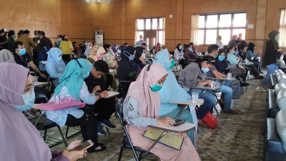 PPDB Server Chaotic, Dozens Of Students' Parents Visit The North Sumatra Education Office