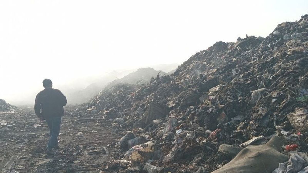 破碎2米厚的垃圾堆,井里汶卢胡尔咖啡垃圾填埋场大火终于扑灭