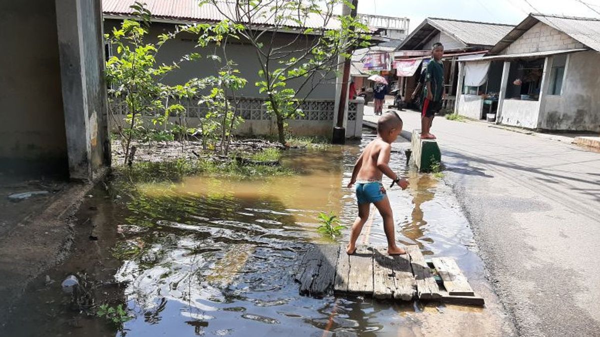 罗布洪水再次袭击丹戎槟榔市海岸