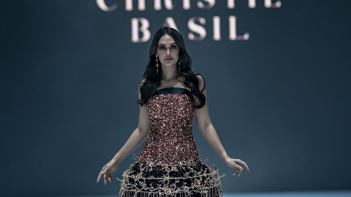 En ornement en cristall de terracotta, l’amourage de Luna Maya apparaît à la Fashion Week de Jakarta 2025