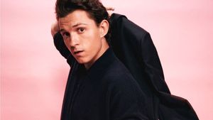 Tom Holland Desperately Joins Christopher Nolan's New Film Even Though He Doesn't Know The Title