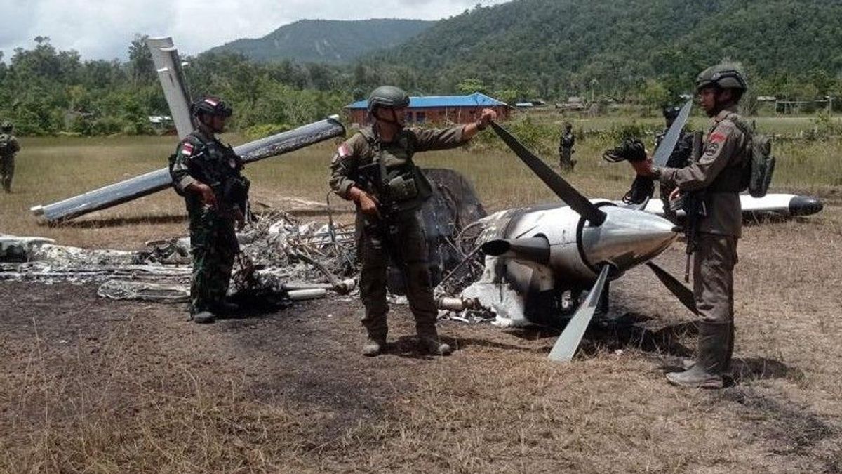 警方调查帕罗恩杜加苏西飞机被烧毁现场