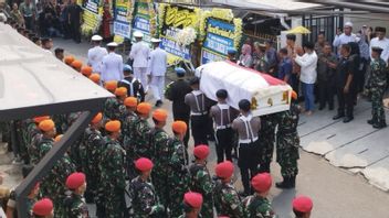 Utilisant une voiture de Kogartap TNI, le corps de Hamzah Haz se rend au cimetière familial à Bogor