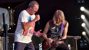Vokalis Deep Purple Ian Gillan Beri Penghormatan untuk Mendiang Istri: Terima kasih Atas Cinta dan Bimbinganmu
