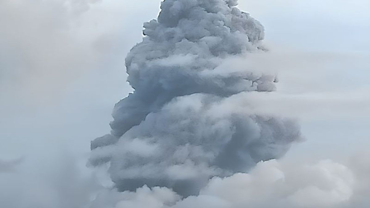 Mount Dukono Erupts, Lontarkan Abu Volcanic As High As 1,700 Meters