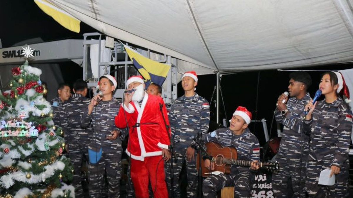 Soldats de la Tni Al et de la diaspora pour célébrer Noël au KRI Frans Kaisiepo