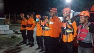 Basarnas Padang Kerahkan Tim Evakuasi Belasan Orang Terjebak di Sungai