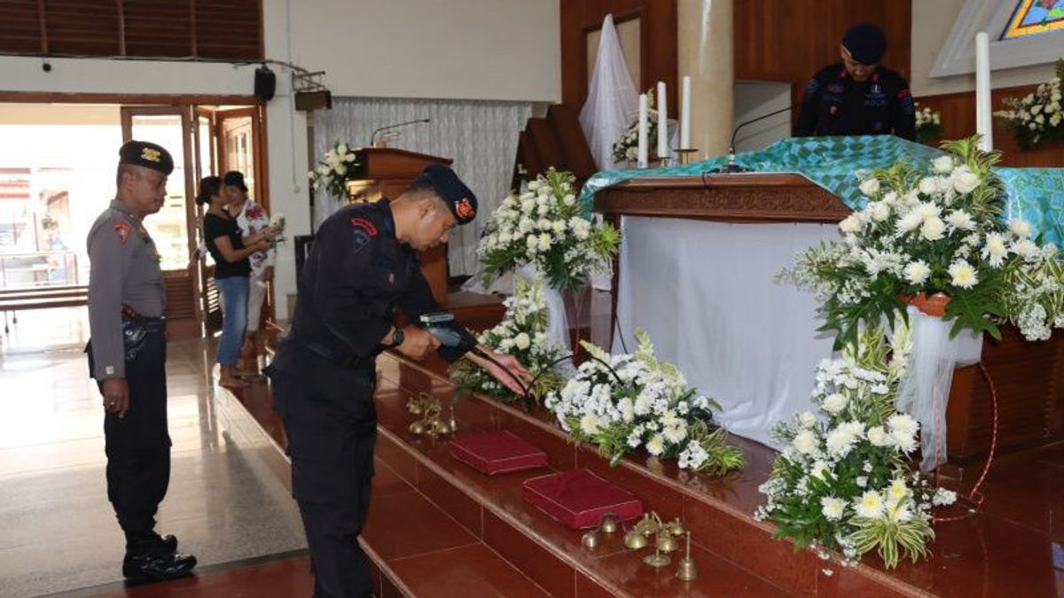 Bersama Tim Penjinak Bom Polda DIY, Polres Lakukan Sterilisasi 5 Gereja di Bantul