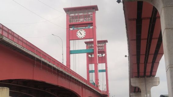 Ampera Bridge In Palembang Becomes A Tourist Place, Elderly And Children Under 13 Years Old Are Prohibited From Riding