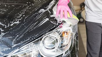 禁止在阳光下洗车的原因:它可能破坏外观