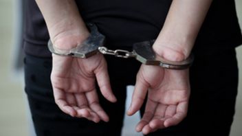 ドゥクン・カブル・ペルコサ 女子高生 警察に逮捕された、ペレットを排除するためのフラワー入浴モード