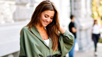 10 Rekomendasi Warna Pakaian yang Manis Dipakai Wanita Berkulit Sawo Matang