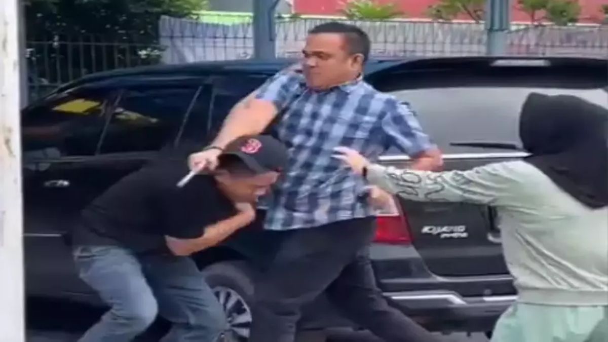 Des policiers tirent sur un agent de recouvrement devenu un fugitif de la police de Sumatra du Sud