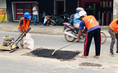 Bukan Cuma Bobby Nasution di Medan, Gibran juga Tambal Jalan Berlubang di Solo