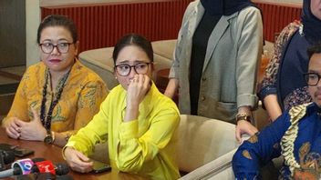 Menangis, Bunga Zainal Merasa Bersalah Suami dan Anak ikut Jadi Korban Investasi Bodong