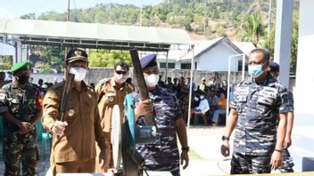 سكان حدود ري تيمور الشرقية يسلمون الأسلحة المجمعة إلى TNI ، ما هي المسألة؟