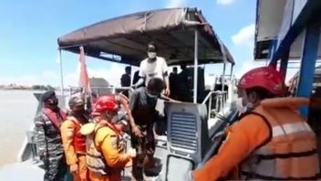 Basarnas Evakuasi 9 Awak Kapal yang Terbalik di Laut Jawa