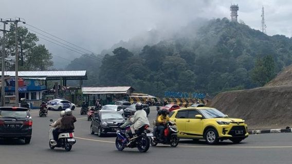 عطلة رأس السنة الصينية الجديدة ، طريق Cianjur Peak بسلاسة ولا تزال الشرطة تطبق في اتجاه واحد