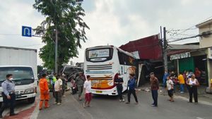 Bus Rute Terminal Depok – Bandara Soetta Tabrak Dealer Mobil Bekas di Jatinegara