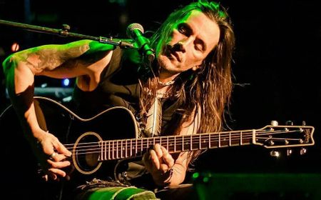 Permintaan Maaf Nuno Bettencourt kepada Richard Fortus Diakhiri dengan Ajakan Ngebir Bareng