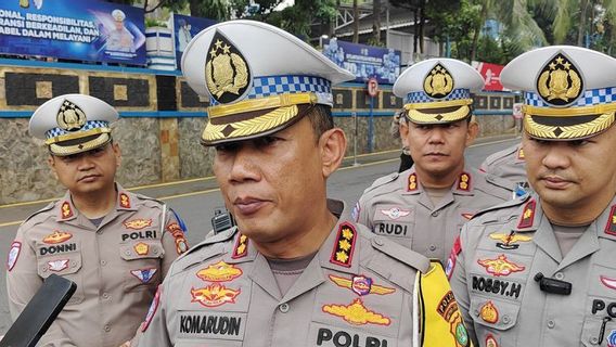 मोनस के आसपास मेट्रो यातायात पुलिस ने श्रम दिवस के दौरान काम किया