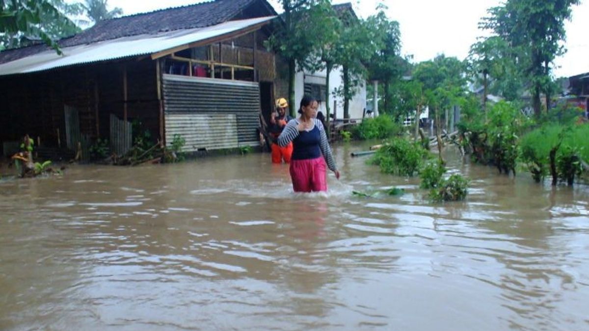 Jember的数百所房屋被洪水淹没
