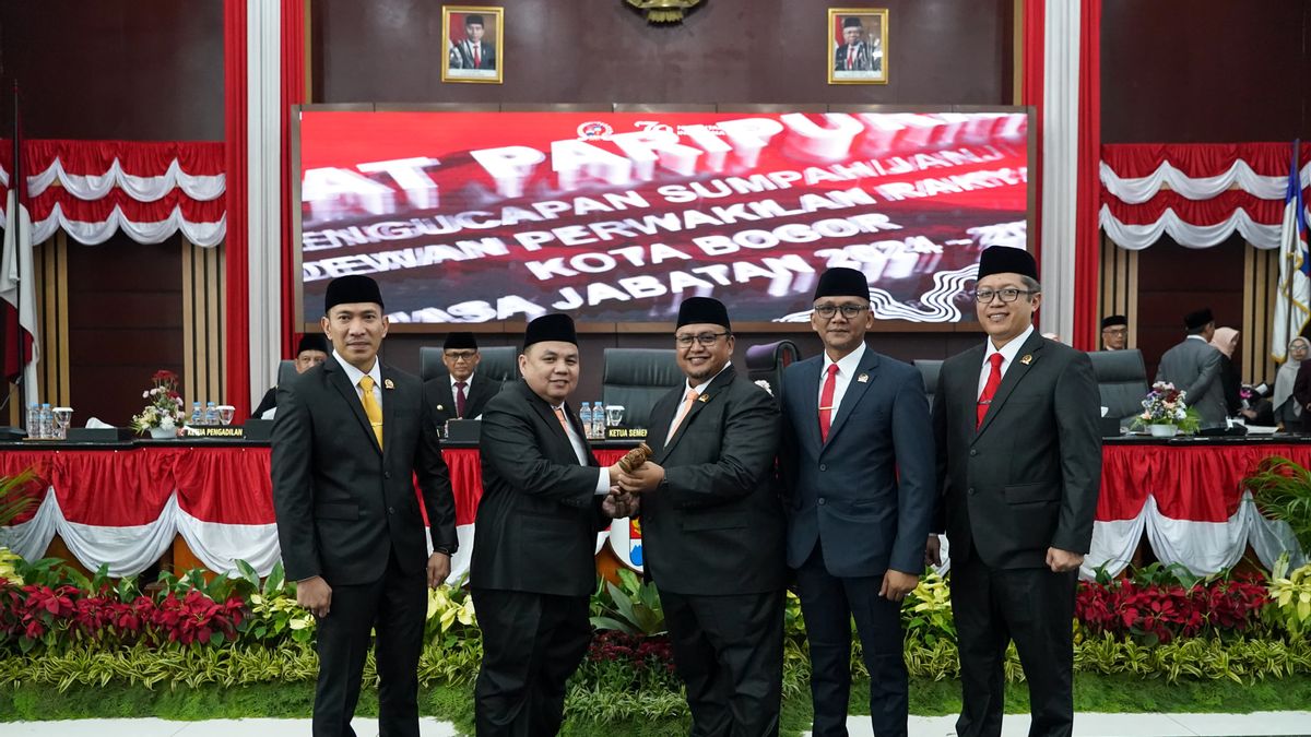 Atang Trisnanto Hands Over Palu Leader Of Bogor City DPRD To Adityawarman