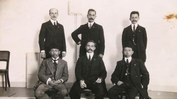 Tjipto Mangoenkoesoemo和Soewardi Soerjaningrat被荷兰人投入监狱，今天，1913年7月30日