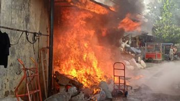Due To An Electric Short Circuit, The Toy Warehouse In Ciracas Caught Fire